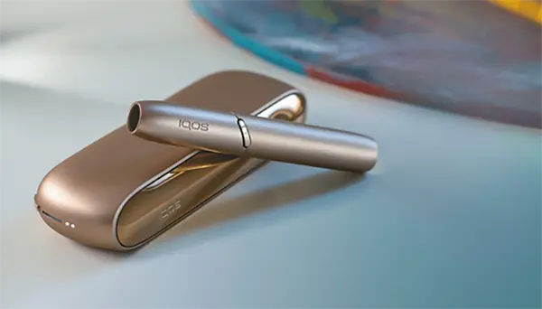 iqos iluma one sul tavolo